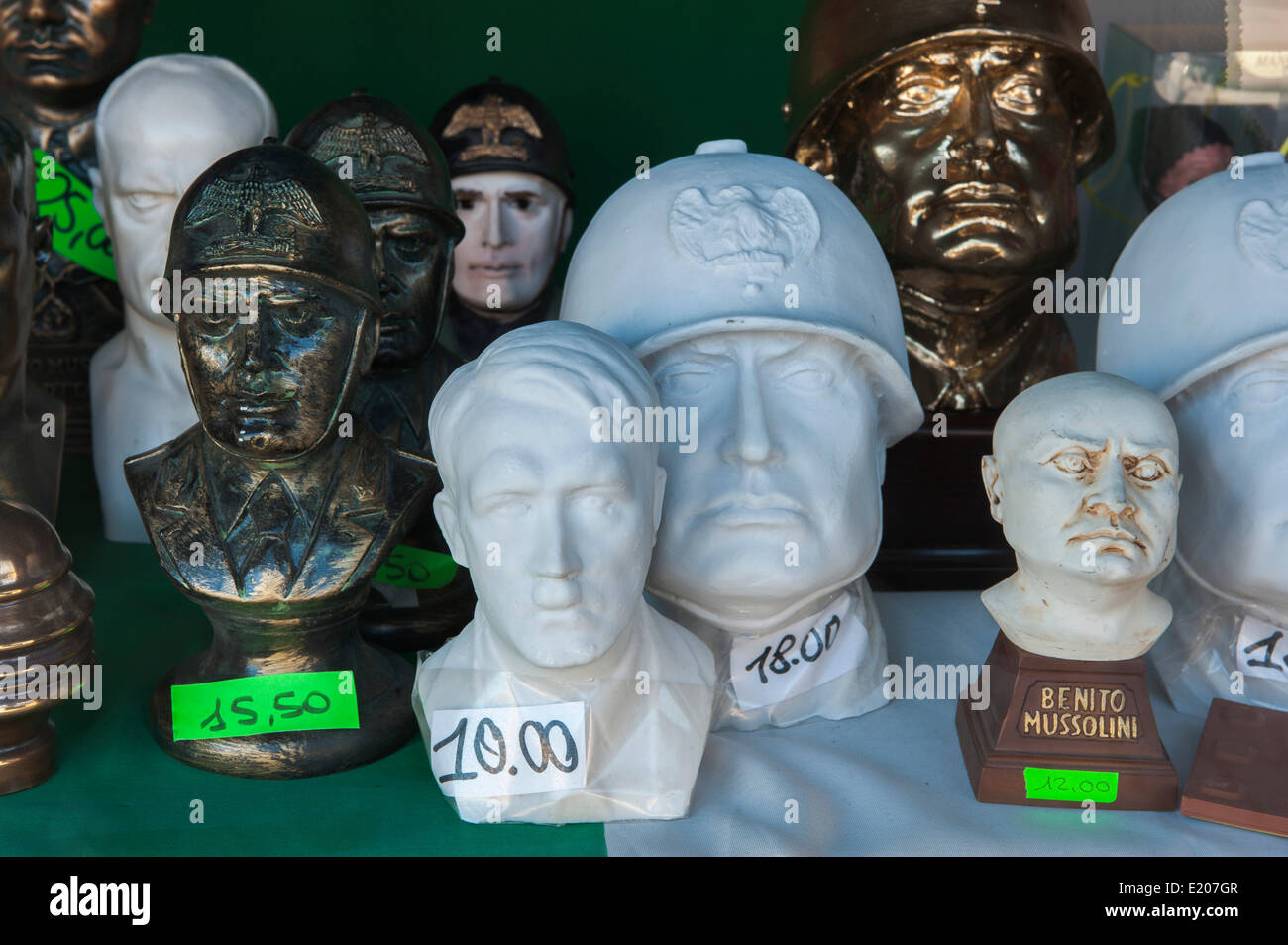 Boutique de souvenirs, chefs de Mussolini et Hitler dans une vitrine, la glorification du fascisme, berceau de Mussolini, Predappio Banque D'Images