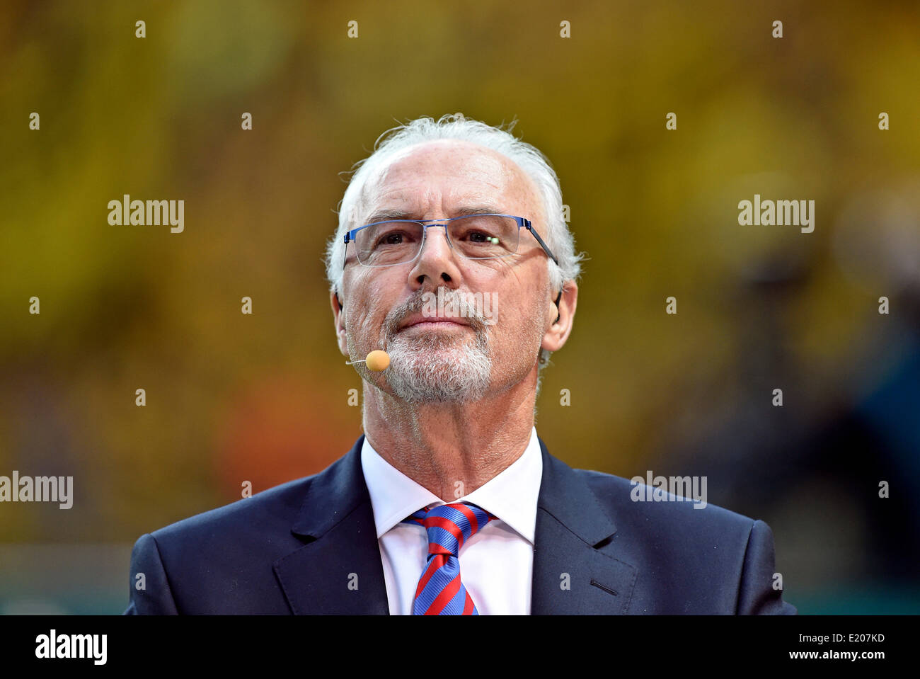 Président d'honneur du Bayern Munich Franz Beckenbauer qu'une télévision pundit, DFB Cup final, Olympiastadion, Berlin, Allemagne Banque D'Images