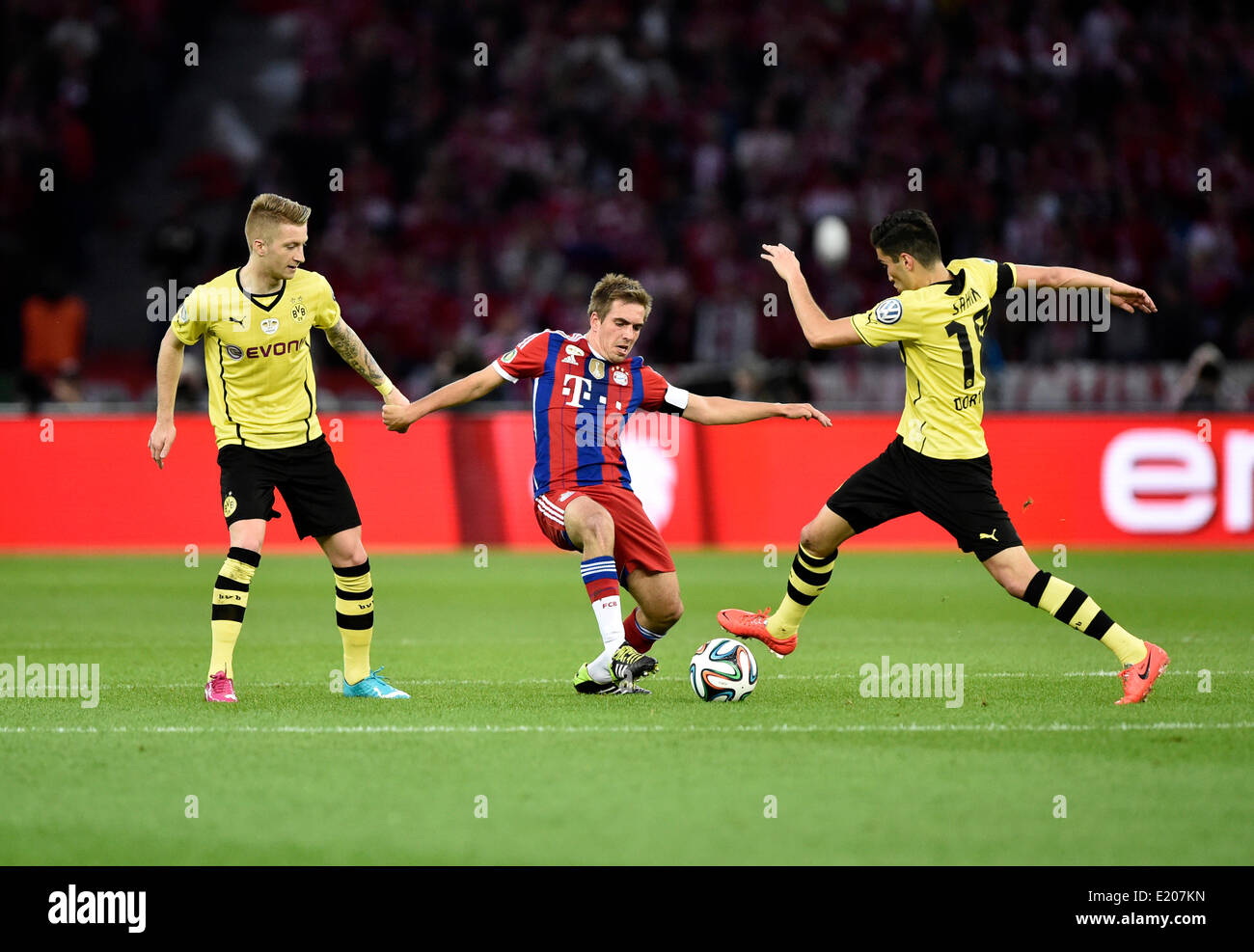 Philipp Lahm, Bayern Munich, centre, blessé pendant la bataille avec Nuri Sahin, la droite, le Borussia Dortmund Banque D'Images