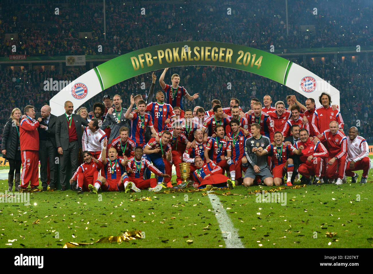 Photo de l'équipe, encourageant après tasse win, DFB 2014 final, Olympiastadion, Berlin, Allemagne Banque D'Images