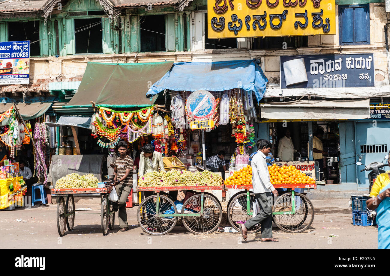 Bloquer avec les bananes et les oranges, marché indien, Mysore, Karnataka, Inde Banque D'Images