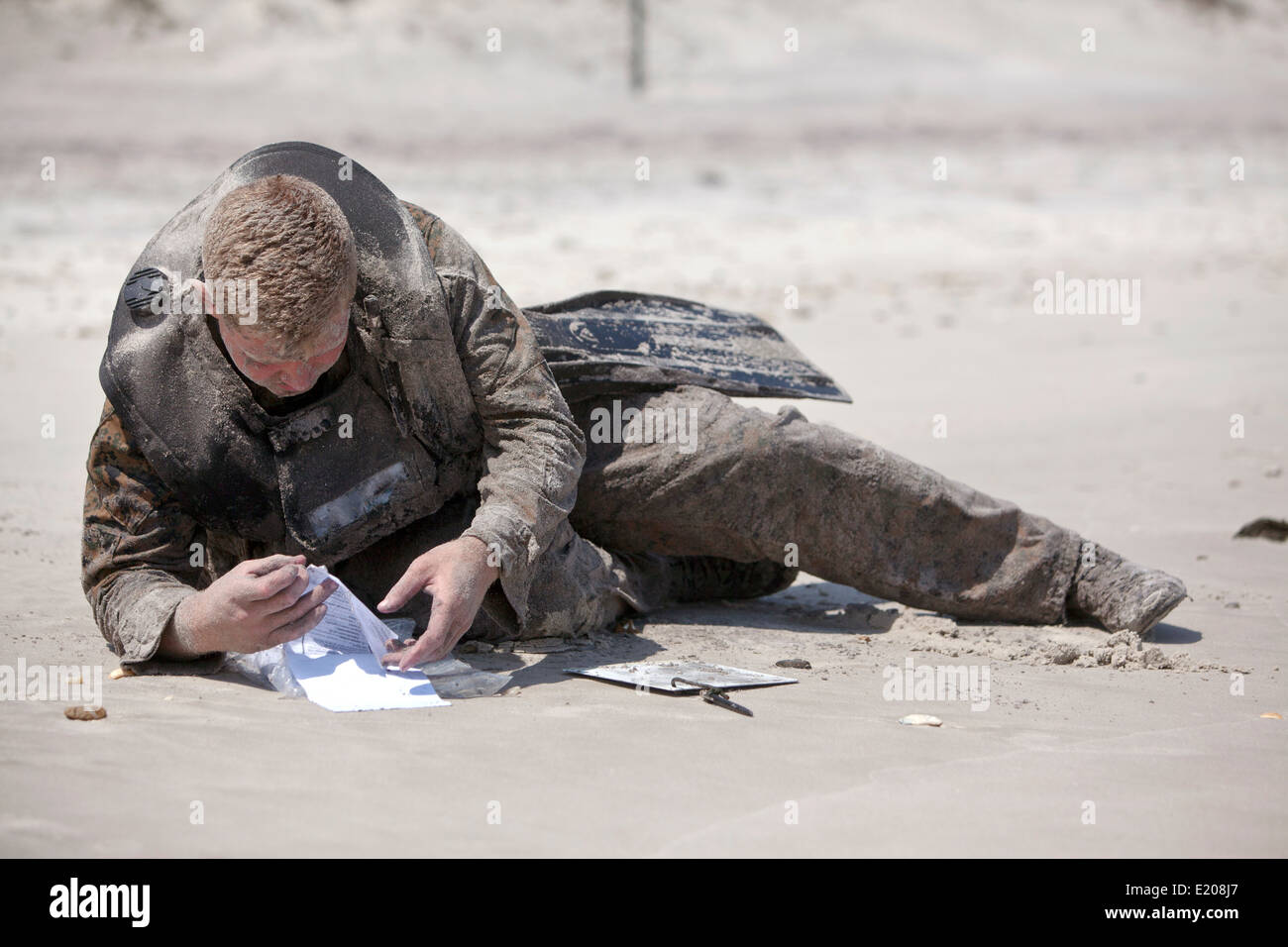 Un commando de reconnaissance de l'US Marine simule un rapport plage après avoir mené un canard dur l'insertion à Onslow Beach le 4 juin 2014 au Camp Lejeune, N.C. Un disque implique la suppression d'une insertion de canard entièrement gonflé en bateau en caoutchouc avec des marines dans l'eau depuis un hélicoptère. Banque D'Images