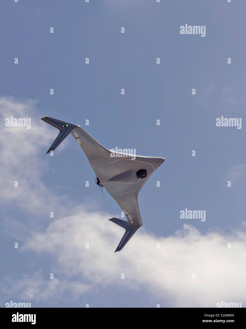 Un Northrop Grumman BAT Système Avion sans pilote drone survole le navire à grande vitesse mixte USNS lance durant le premier vol d'un navire de la Marine au cours d'une expérience menée par 4ème flotte de guerre et de la Marine Commande de développement le 07 juin 2014 au large des côtes de la Floride. Banque D'Images