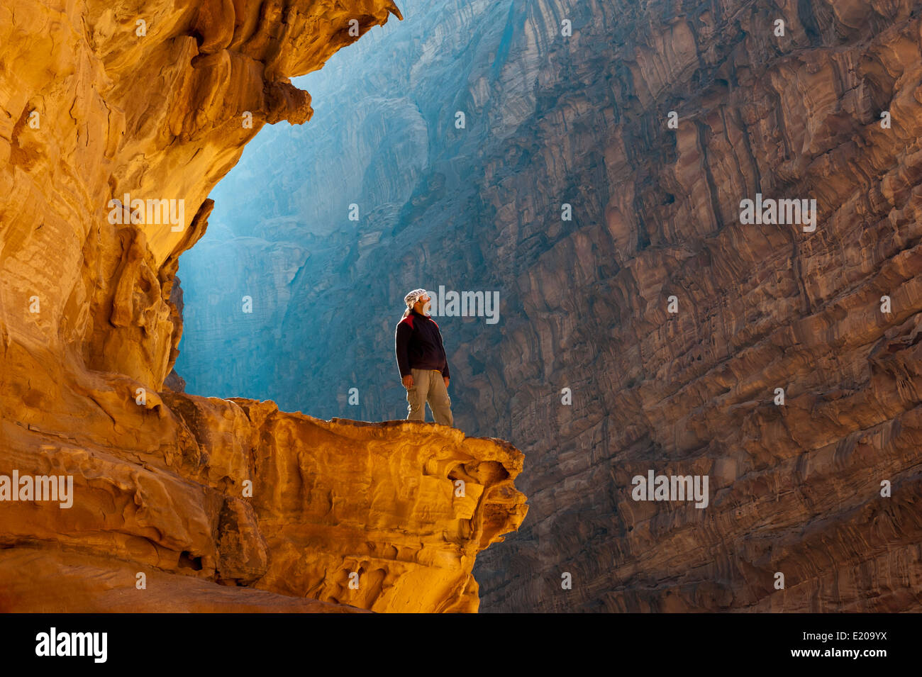 Un guide local bénéficie de la vue dans le Wadi Rum (la vallée de la lune), Jordanie, Moyen-Orient Banque D'Images
