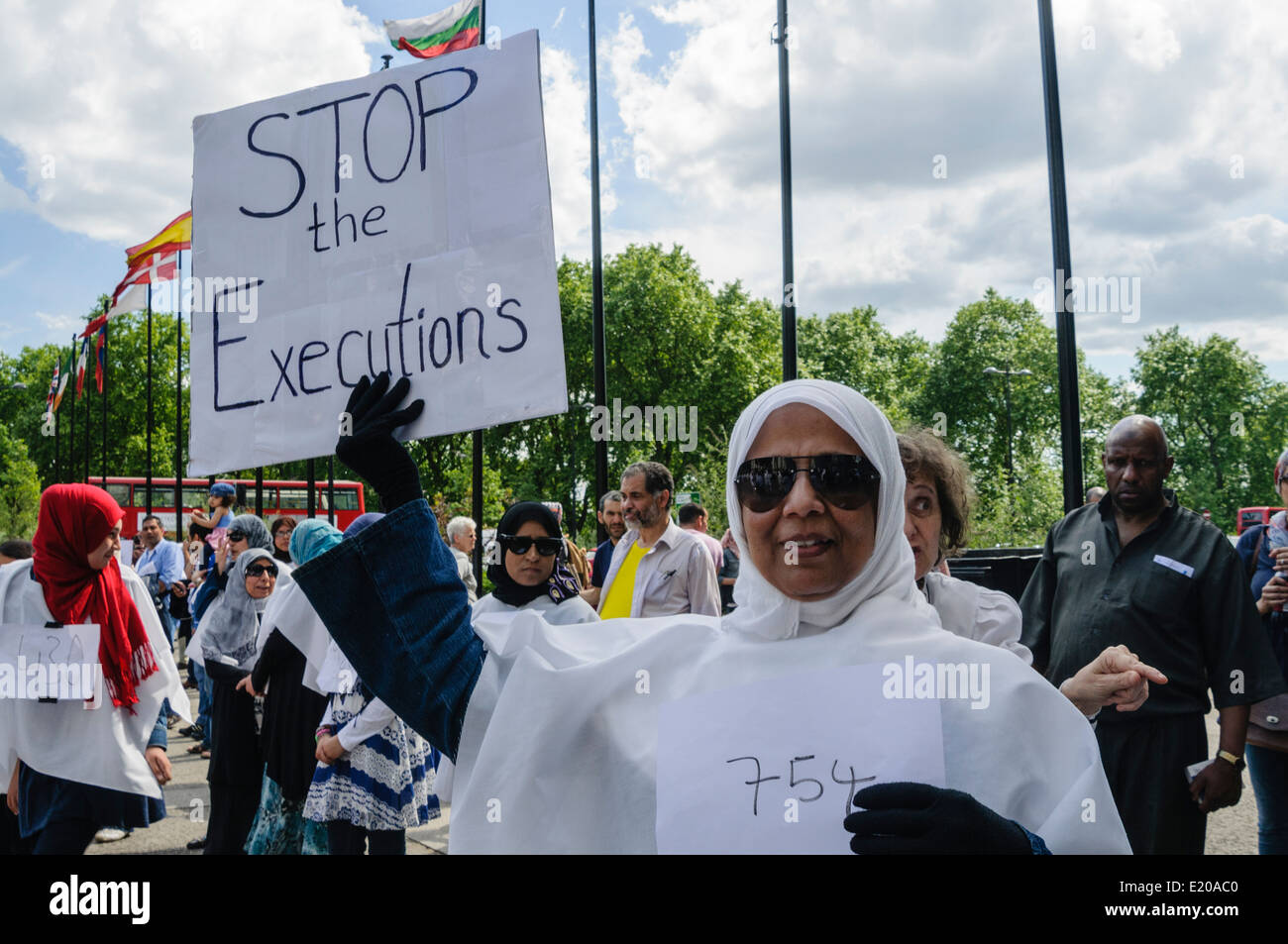 Une femme musulmane est titulaire d'un panneau disant "STOP les exécutions". Stade égyptiens protester contre les violations des droits de l'homme en Egypte y compris la mort, les exécutions, l'emprisonnement et la violence soutenue par l'état Banque D'Images