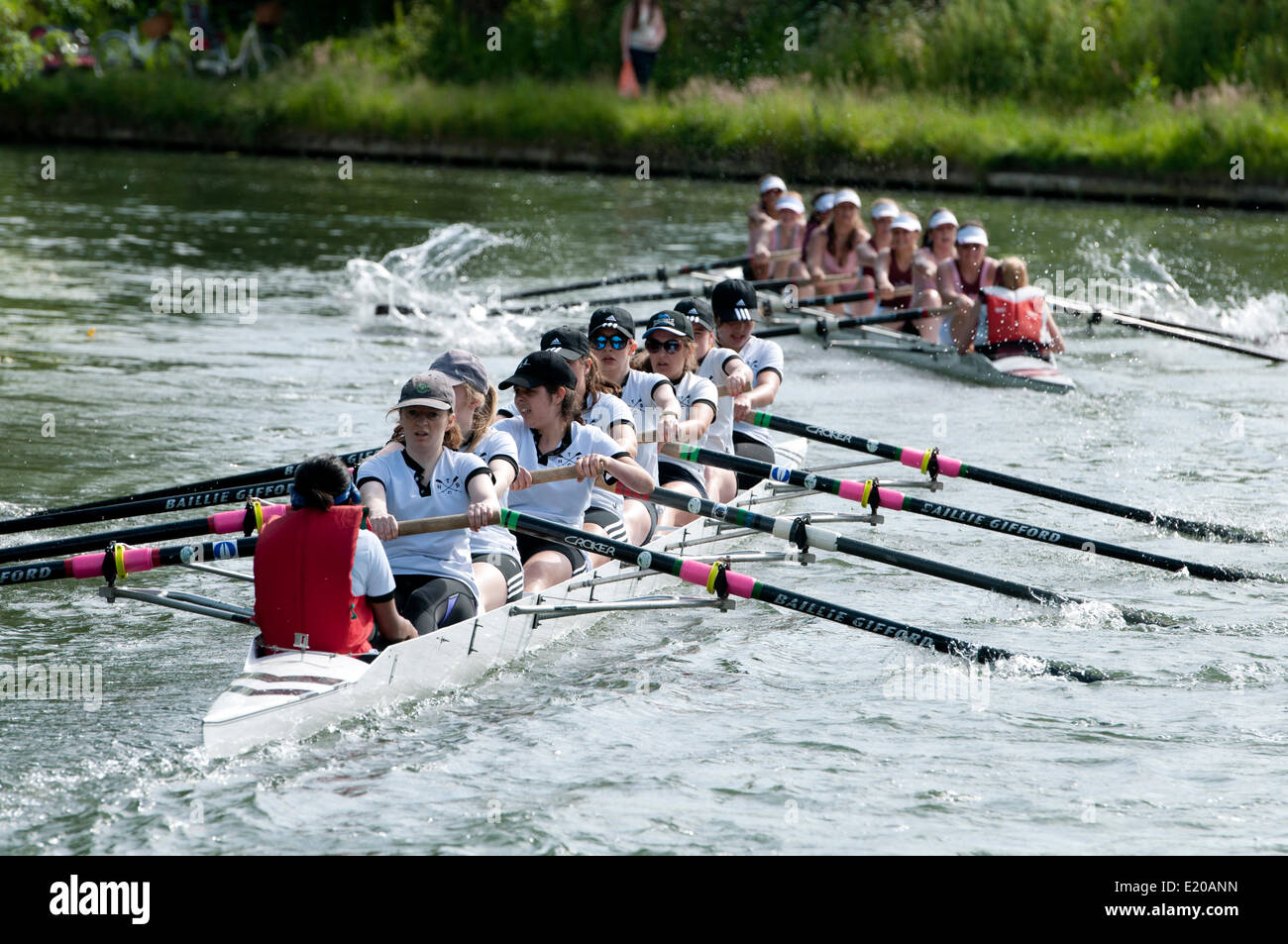 Cambridge, Cambridgeshire, Royaume-Uni. 11 Juin, 2014. Mesdames eights race sur la rivière Cam, dans la 2014 Bosses Mai Cambridge. Le présent rapport annuel d'aviron entre les collèges de l'université se tient sur quatre jours et fini le samedi 14 juin. Crédit : Colin Underhill/Alamy Live News Banque D'Images