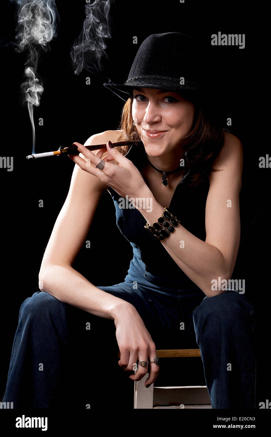 Femme avec porte-cigarette Banque D'Images