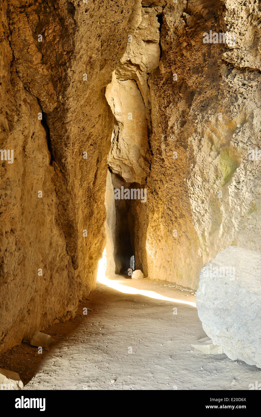 Mystère sombre grotte en pierre avec la lumière Banque D'Images