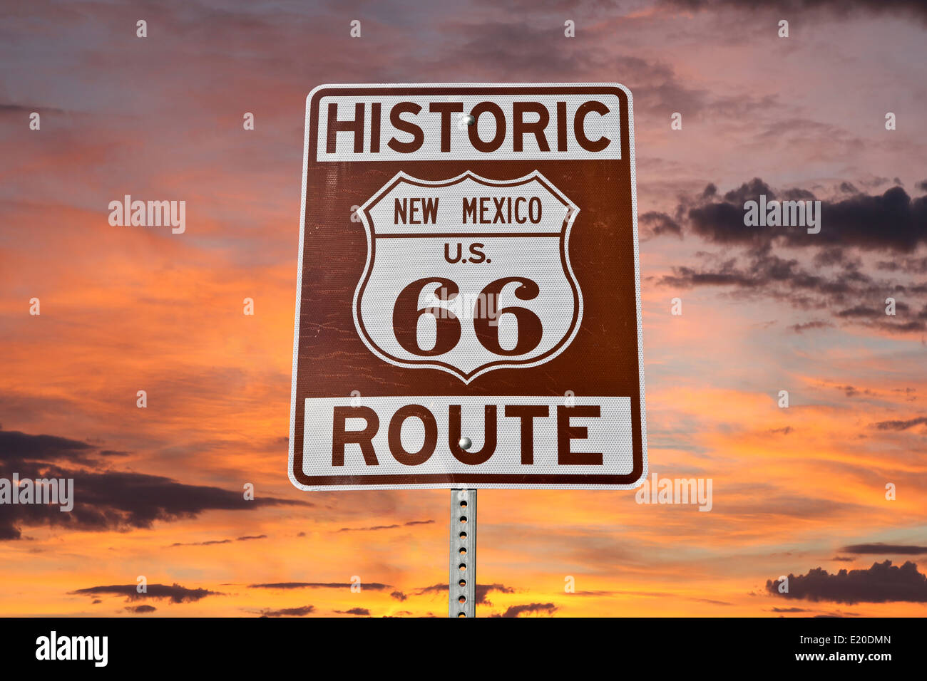 L'historique Route 66 Nouveau Mexique signe avec Ciel de coucher du soleil. Banque D'Images