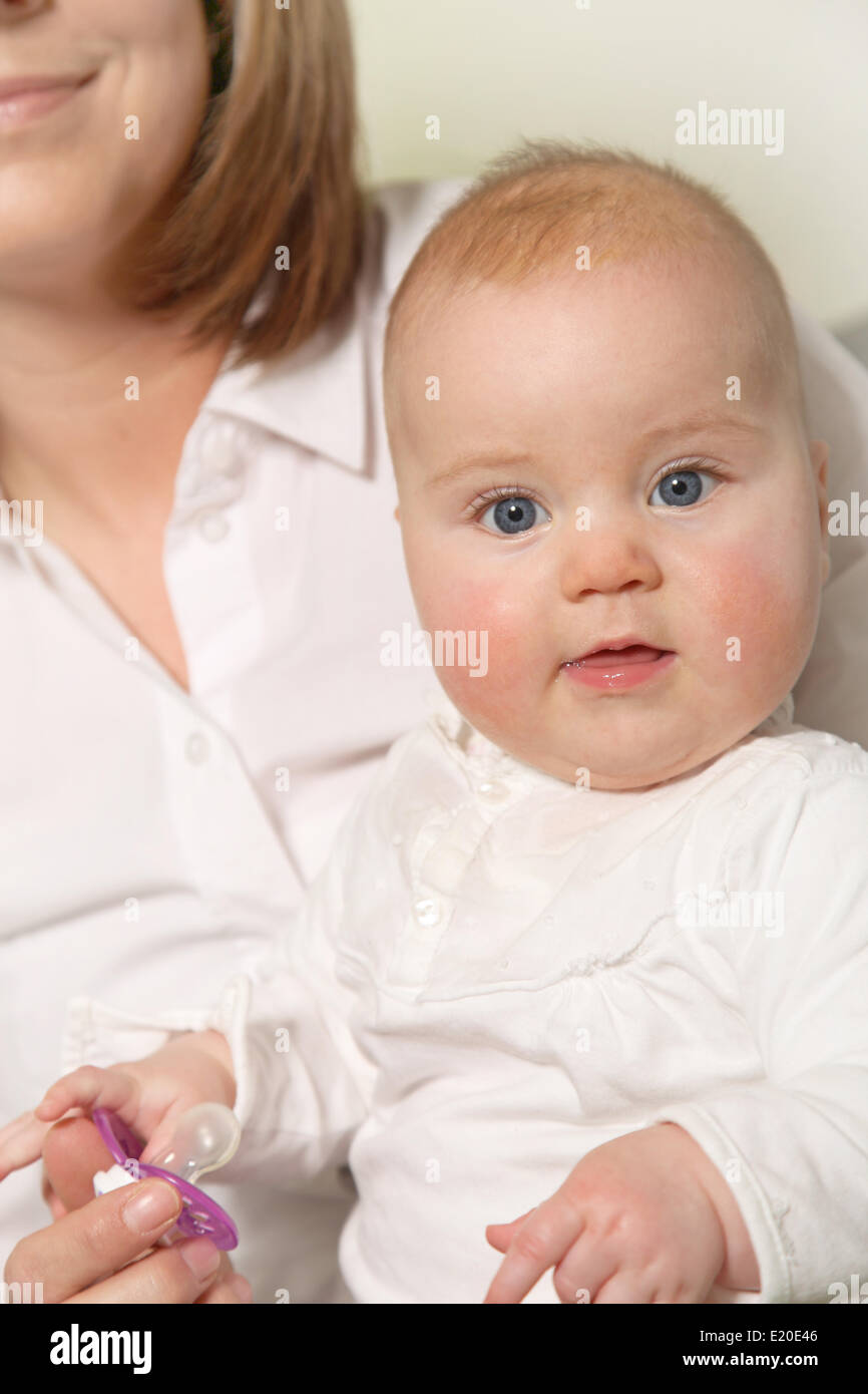Mignon Bebe Dans Le Ventre De La Mere Photo Stock Alamy