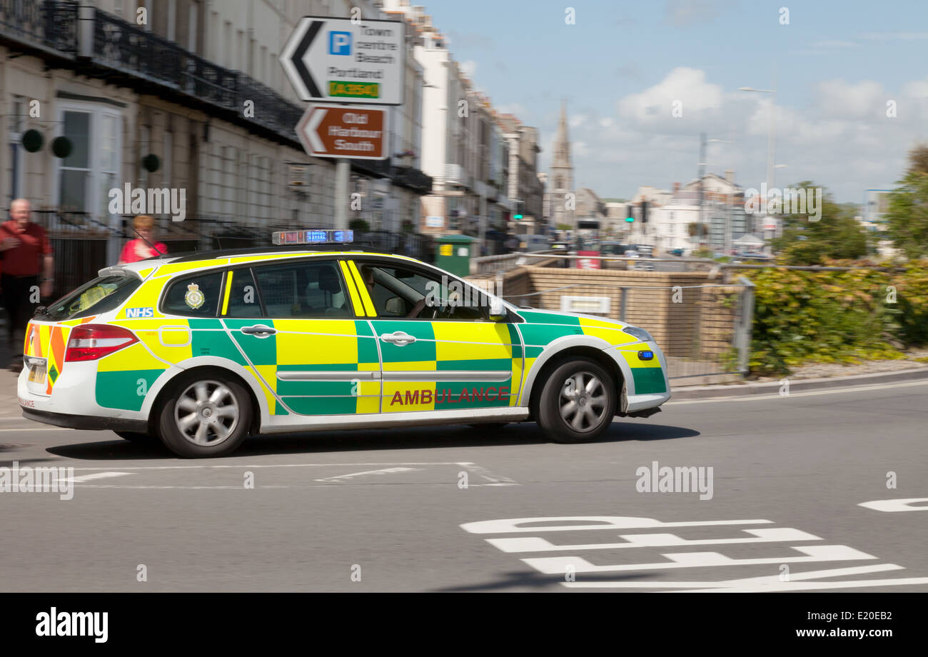 Emergency Response UK; une voiture NHS Paramedic qui se met en route vers une urgence médicale, les feux clignotent, Weymouth, Dorset UK Banque D'Images