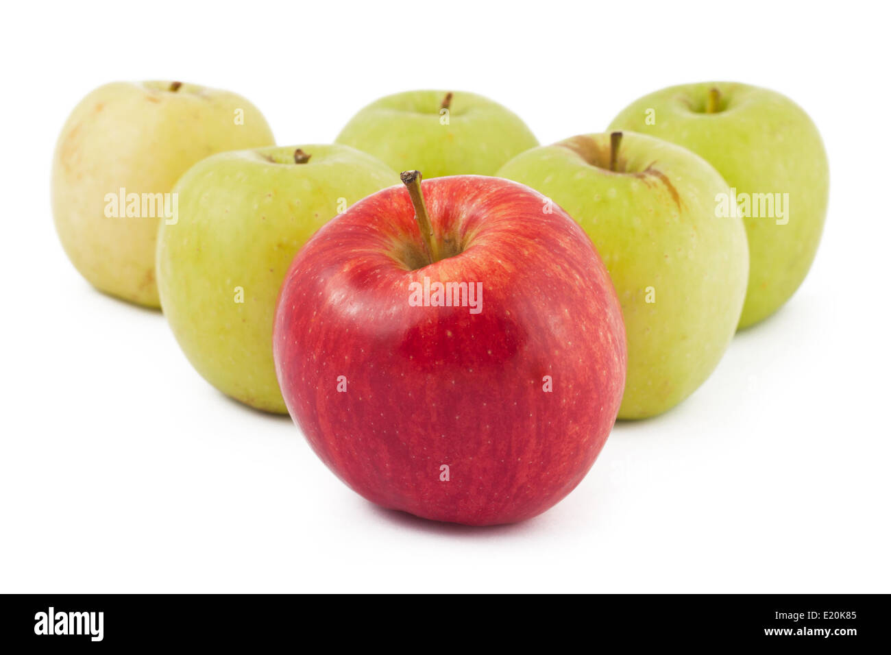 Pomme Rouge de l'avant des nombreux vert sur blanc Banque D'Images