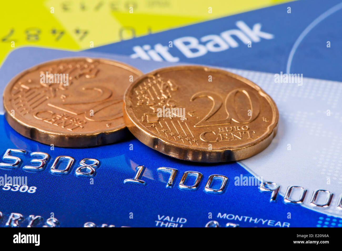 Cartes de crédit et deux pièces d'euro. Banque D'Images