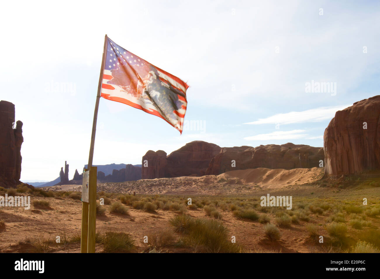 Drapeau de la Nation navajo sur fond de rock mesa formations dans le sud-ouest du désert du Nord Banque D'Images