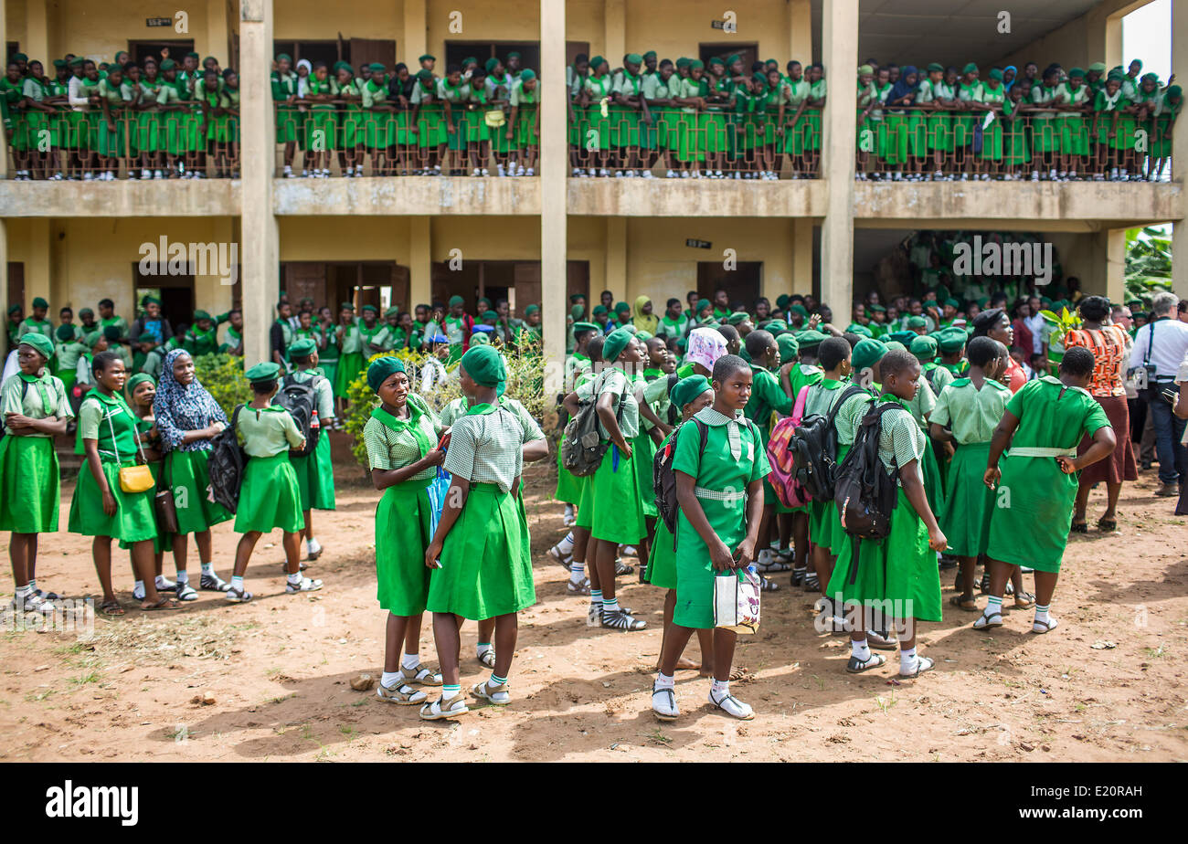 Ijebu Ode, au Nigeria. 11 Juin, 2014. Les élèves de la jeune fille musulmane's High School sont représentés dans Ijebu Ode, Nigéria, 11 juin 2014. Les filles musulmanes qui visite l'enseignement secondaire public l'école de fille sont âgés entre 11 et 18 ans. Le jeudi, au cours de sa visite de trois jours au Nigeria, le ministre allemand de la coopération économique et du développement Gerd Mueller (CSU) a annoncé que l'Allemagne fournira au pays avec un ou deux millions d'euros pour protéger les écoles contre des attaques terroristes. La décision est le résultat de l'enlèvement de plus de 200 lycéennes par les islamistes. Photo : HANNIBAL/dpa/Alamy Live News Banque D'Images