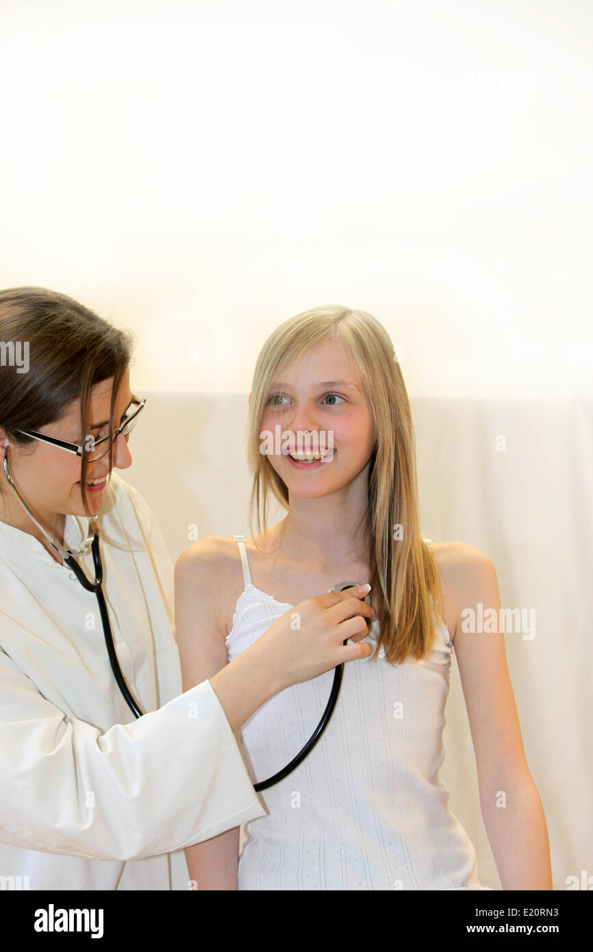 Jeune médecin ou infirmière examiné laughing girl Banque D'Images