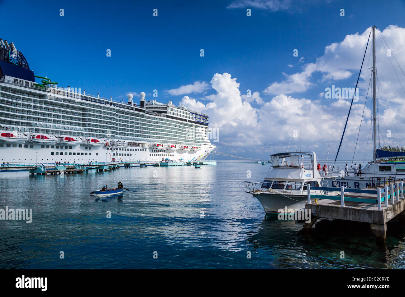 Le Norwegian Epic croisière amarré à Ocho Rios, Jamaïque. Banque D'Images