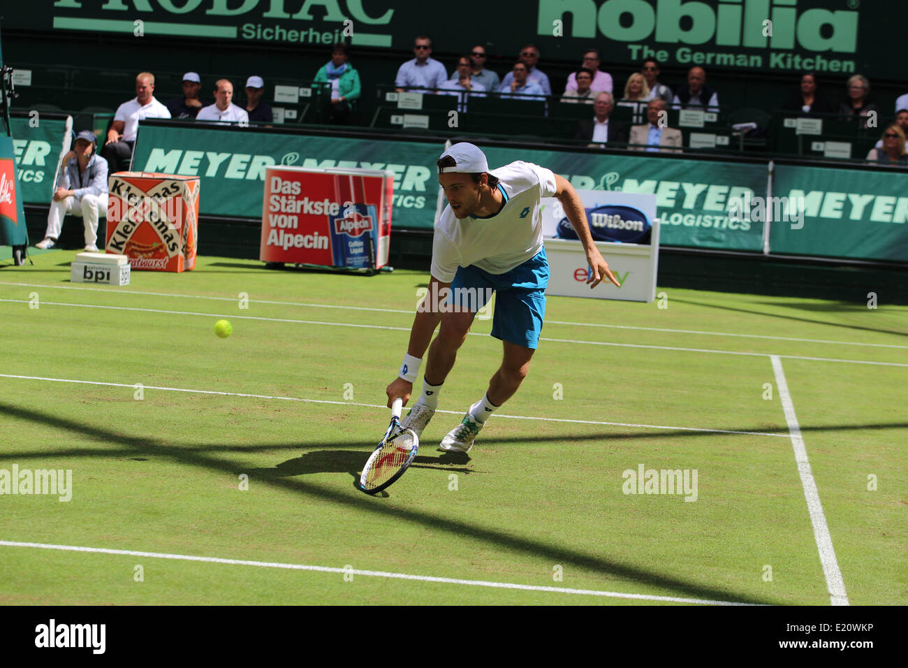 Cologne, Allemagne. 12 juin 2014. Joueur de tennis portugais Joao Sousa hits une volée de revers au cours de la Gerry Weber Open, Gerry-Weber-Stadion, Cologne, Allemagne le 12.06.2014. Il a effectué son deuxième tour contre Roger Federer (SUI). Photo : Janine Lang / International-Sport-Photos / Janine Lang / International-Sport-Photos/Alamy Live News Banque D'Images