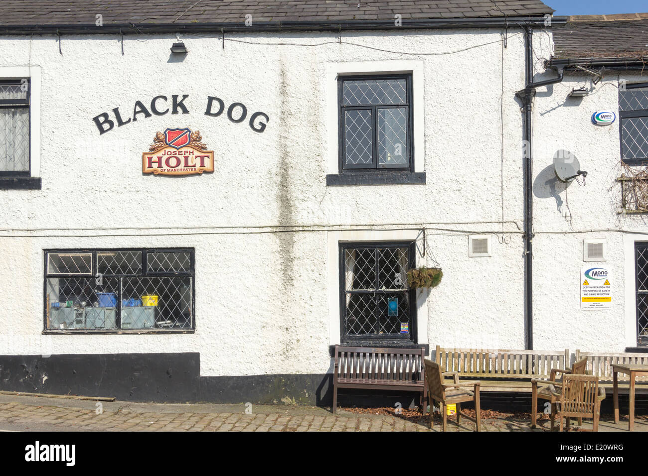 Le Chien Noir pub sur Rivington Road à Belmont, Lancashire. Cette Holt's pub est à l'origine une ferme, puis un pub depuis1825 Banque D'Images