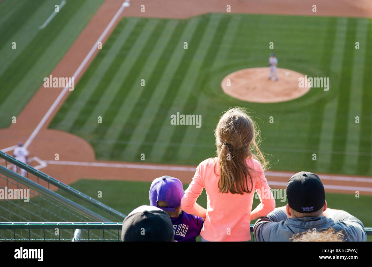 Denver, Colorado - Les enfants de regarder un match de baseball à Colorado Rockies Coors Field. Banque D'Images