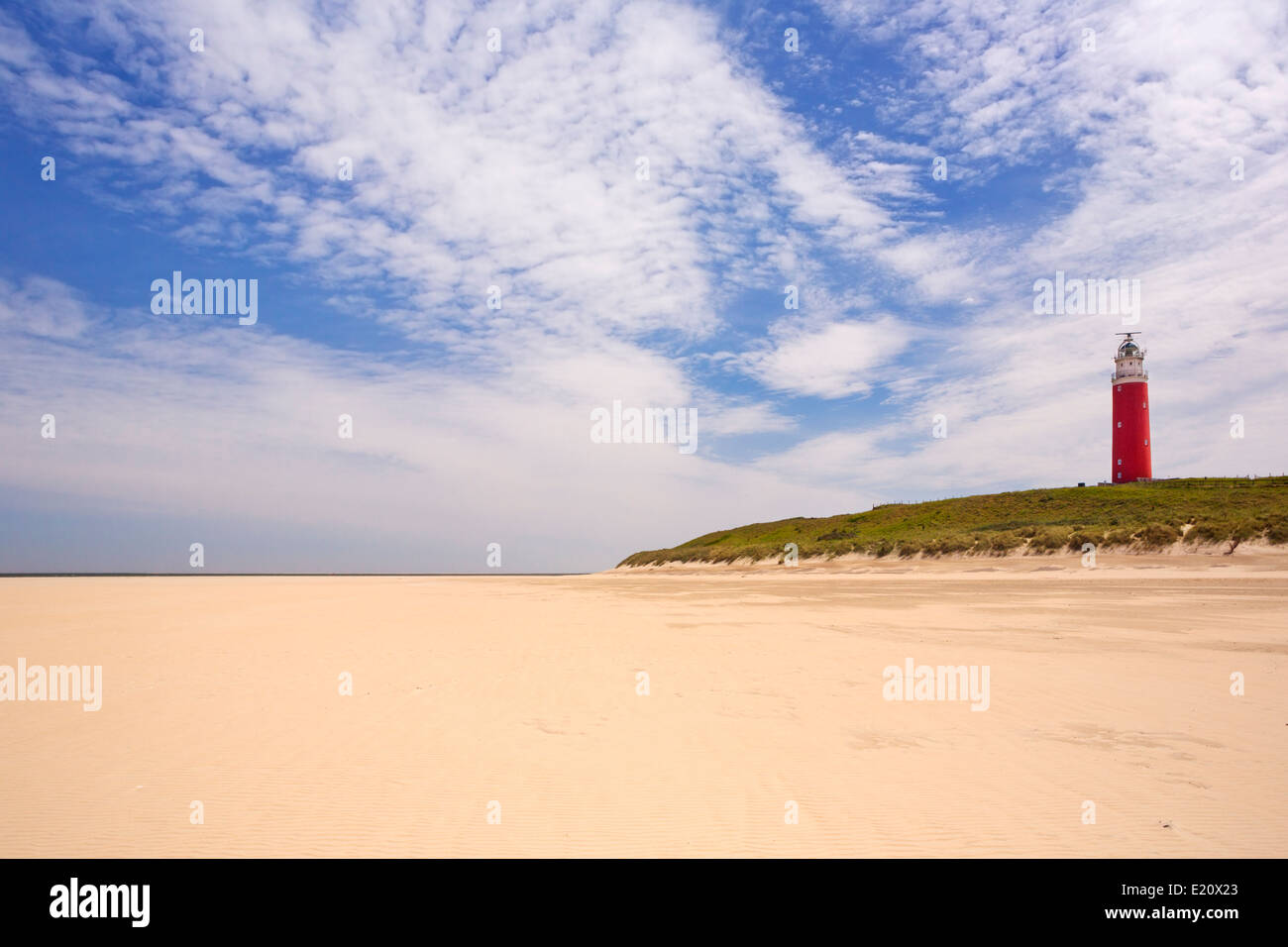 Phare rouge vif le long de la plage sur l'île hollandaise de Texel Banque D'Images