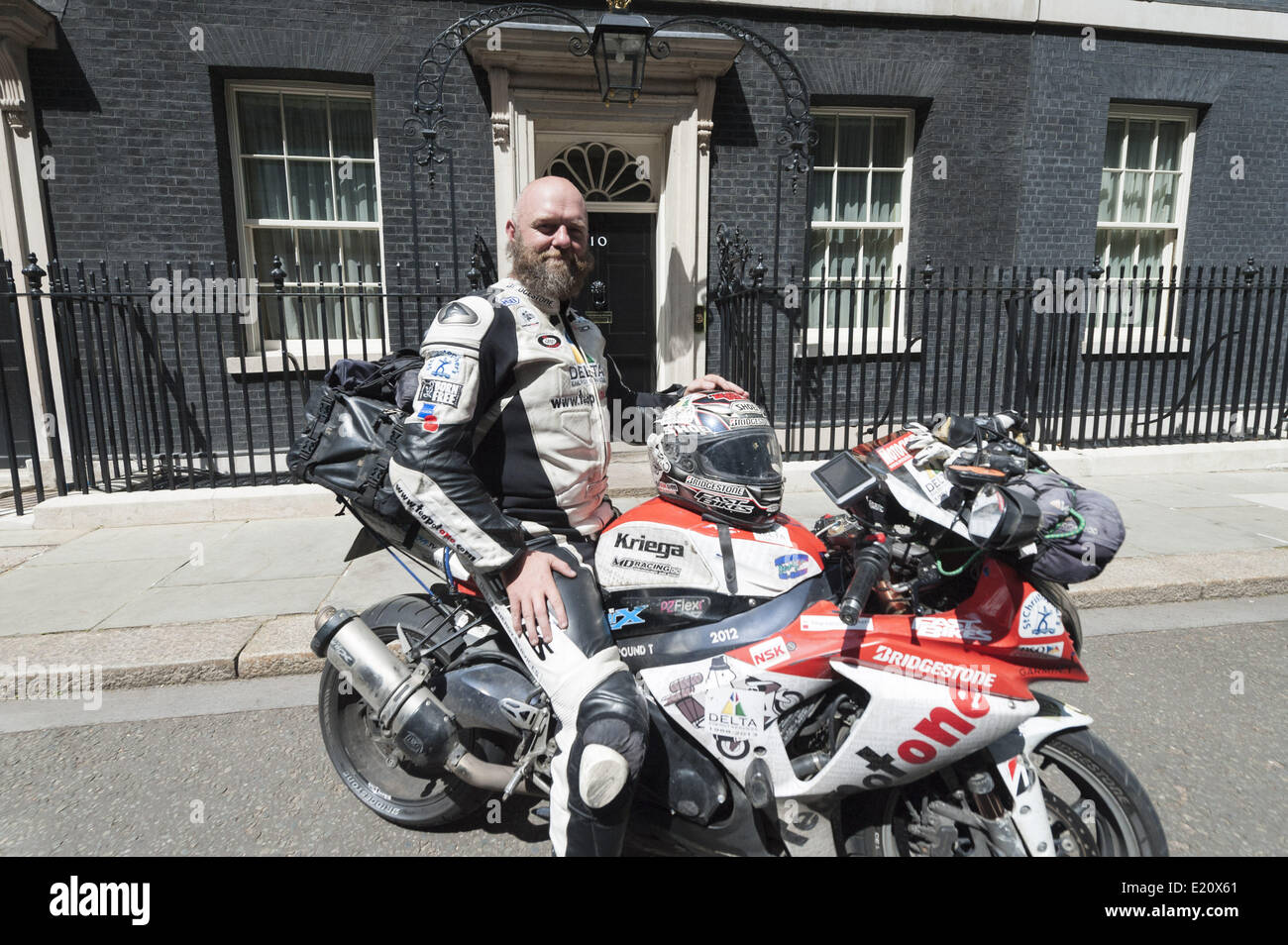 12 juin 2014 - Londres, Royaume-Uni - Depuis octobre 2012 Bruce Smart a été équitation une Suzuki GSX-R1000 dans le monde entier dans le but de sensibiliser et de Â£70k pour 5 organismes de bienfaisance enregistrés : l'Christopherâ St Hospice, le Children's Trust, l'Association lymphome, Born Free Foundation, et de la Royal British Legion. Aujourd'hui, Bruce a terminé son test d'endurance de mammouth, pour finalement atteindre sa destination au 10 Downing Street, Londres. (Crédit Image : © Lee Thomas/ZUMA/ZUMAPRESS.com) fil Banque D'Images