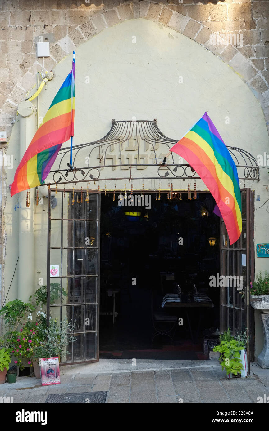 Drapeaux arc-en-ciel à l'entrée d'un restaurant à Jaffa au cours de l'Assemblée Tel Aviv LGBT pride parade aussi appelé 'Love Parade' dans le cadre de la célébration de la fierté gay mois. Israël Banque D'Images