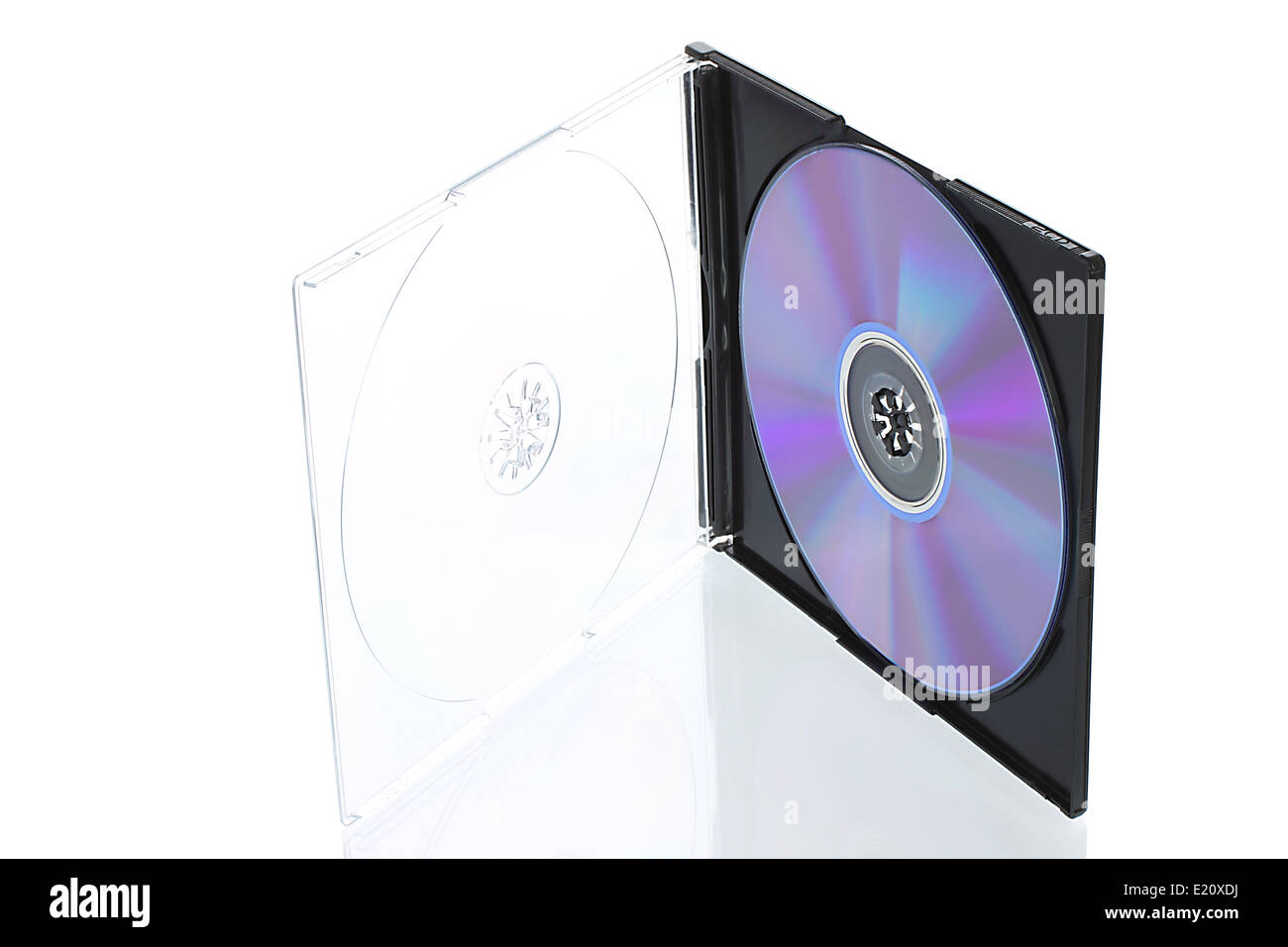 Ouvrez la boîte de CD avec disque sur fond blanc Banque D'Images