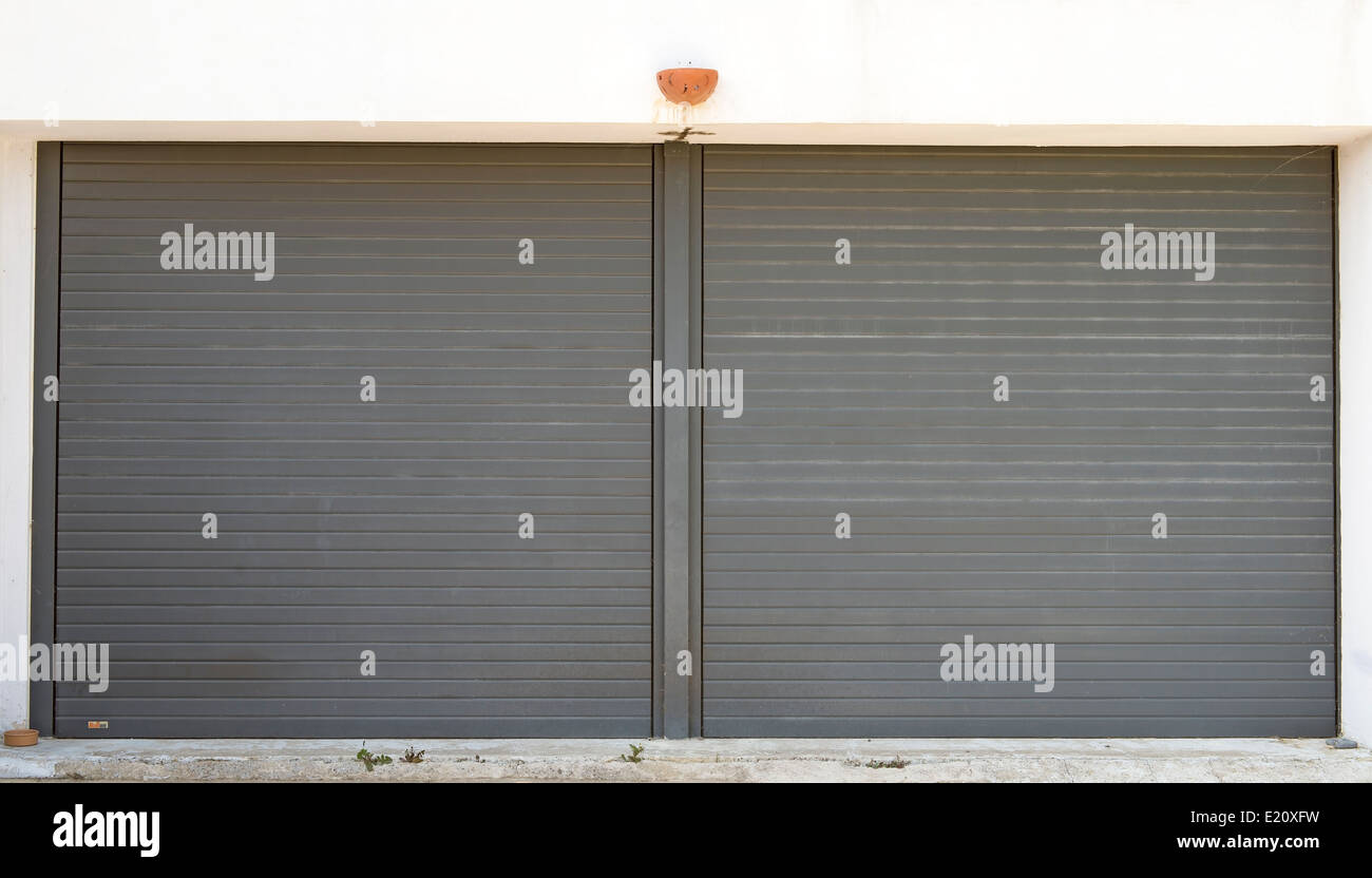 Portes de garage gris avec une croix sur le haut Banque D'Images