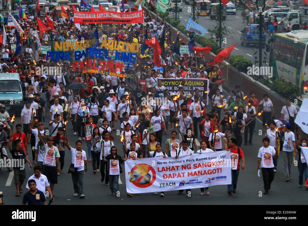 Manille, Philippines. 12 Juin, 2014. Maintenez les militants des torches et des pancartes lors d'un meeting de protestation contre le Fonds d'aide au développement prioritaire ou Scam Scam de l'assiette au beurre à Manille aux Philippines le 12 juin 2014. L'appel des militants pour l'emprisonnement de tous les hommes politiques impliqués dans le détournement de 10 milliards de pesos les fonds du gouvernement. Credit : Rouelle Umali/Xinhua/Alamy Live News Banque D'Images