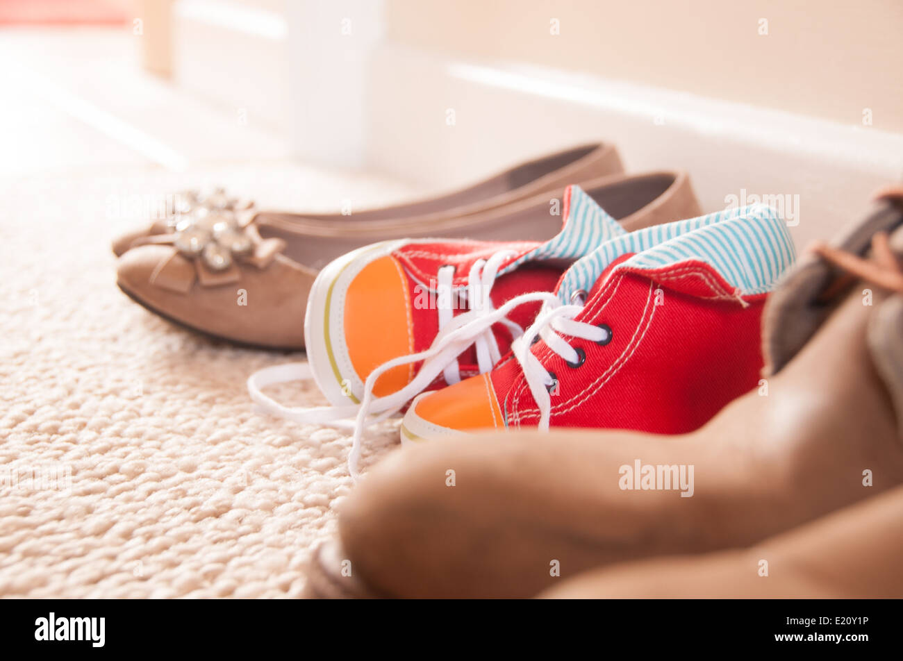 Chaussures bébé chaussures alignées avec les familles Banque D'Images