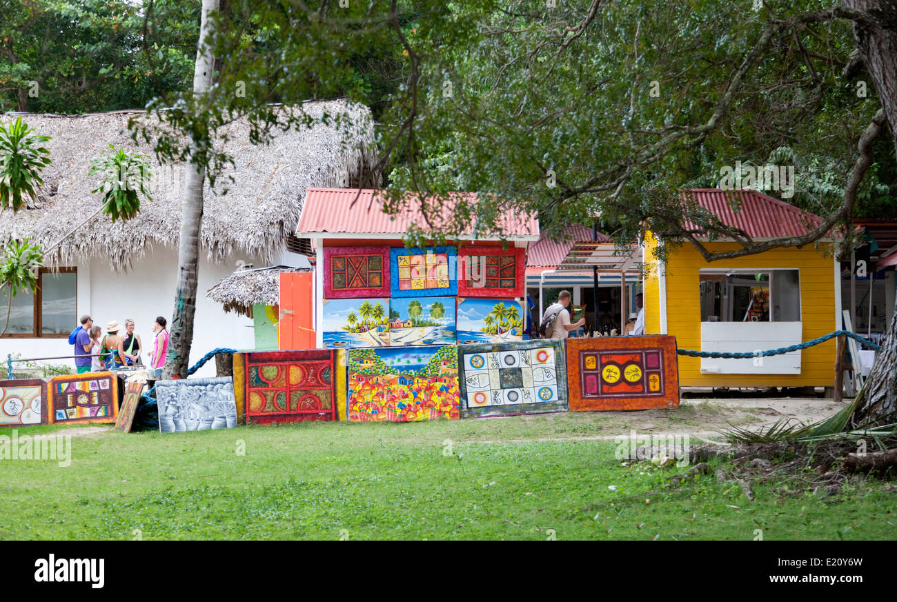 Les touristes de partir d'art, batiks, souvenirs sur une île Banque D'Images
