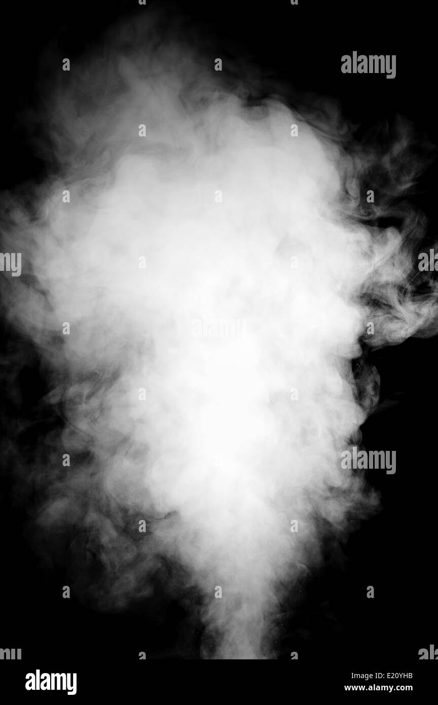 Véritable machine à vapeur blanc isolé sur fond noir avec des gouttelettes visibles. Banque D'Images