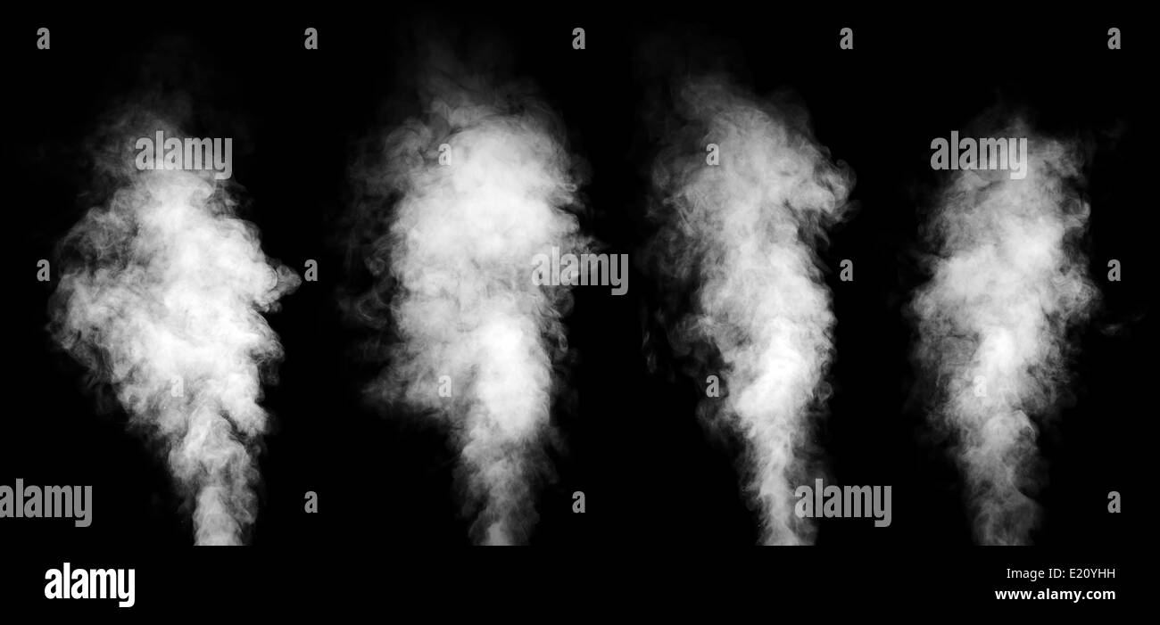 Ensemble de vrais vapeur blanc isolé sur fond noir avec des gouttelettes visibles. Banque D'Images