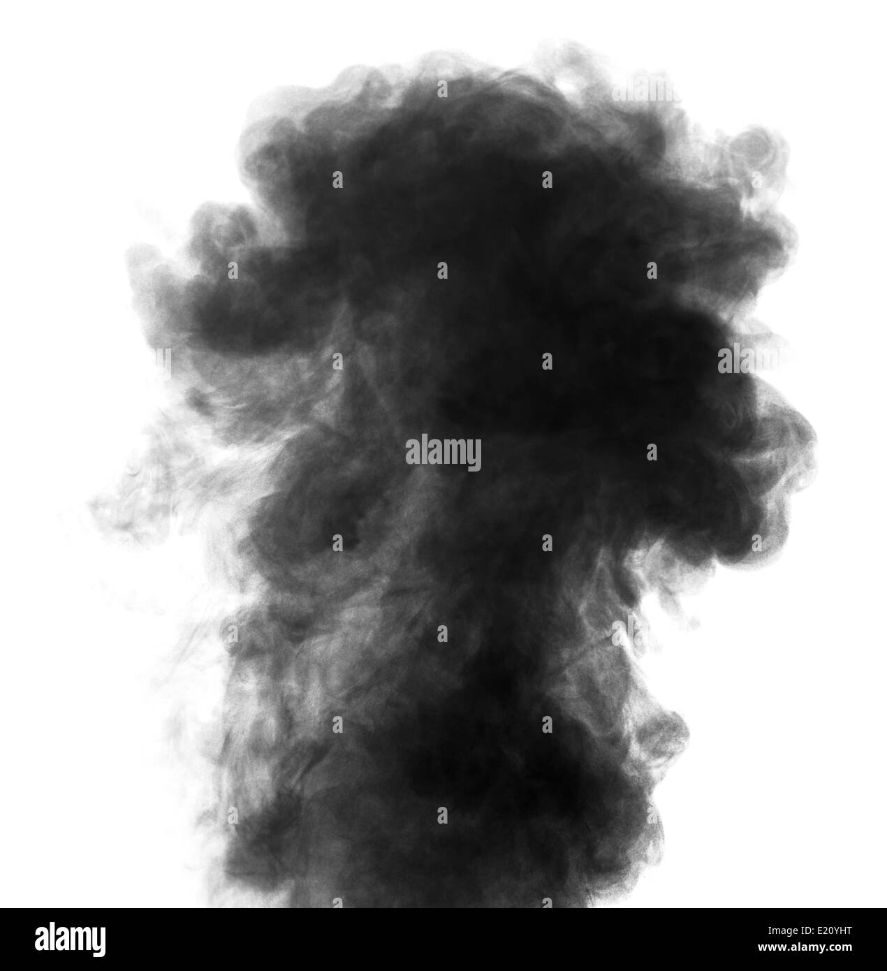 Comme la fumée noire à la vapeur isolé sur fond blanc. Gros nuage de fumée noire. Banque D'Images