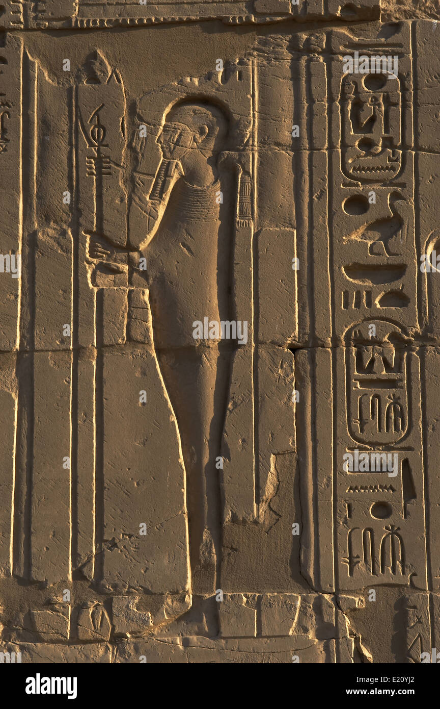 L'art égyptien Le Temple de Karnak complexe. Relief représentant le dieu Ptah. 19e dynastie. Nouveau Royaume. L'Égypte. Banque D'Images