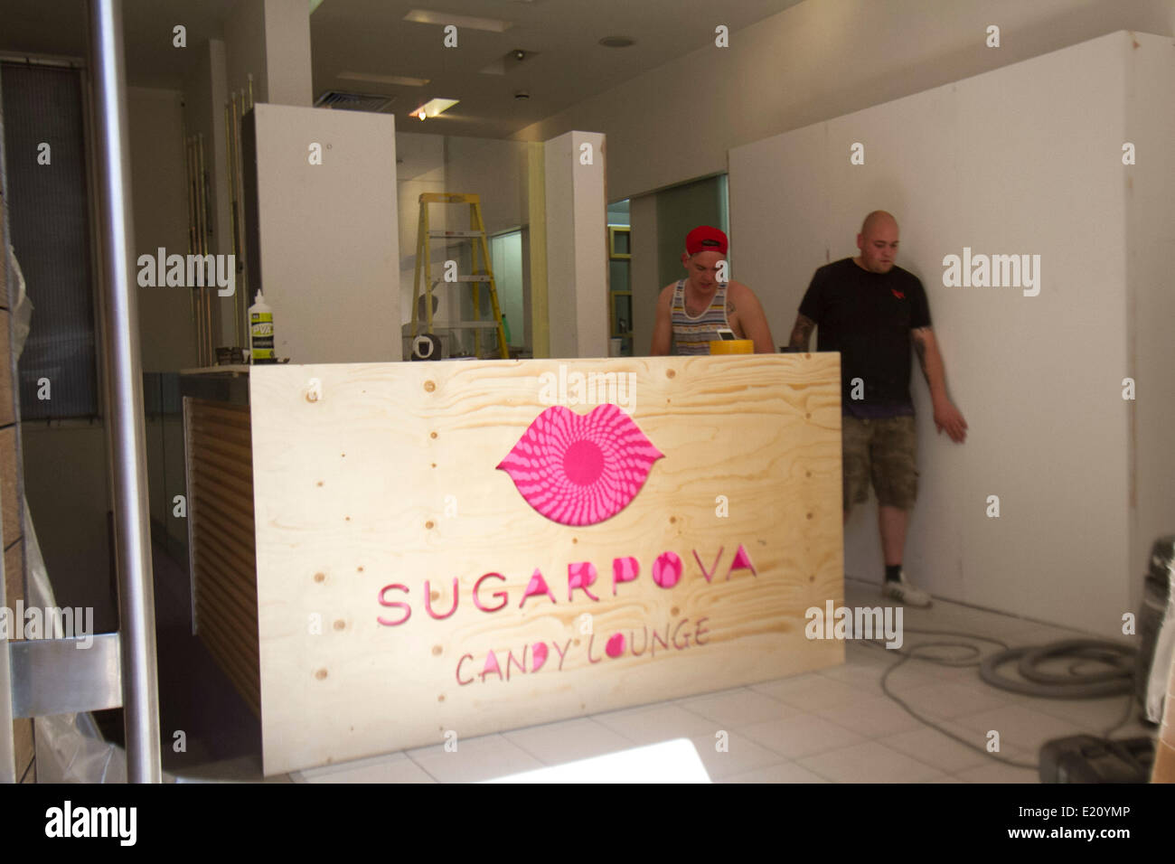 Wimbledon London UK. 12 juin 2014. Les travailleurs de mettre la touche finale au nouveau magasin de bonbons de Maria Sharapova nommée 'Sugarpova» avant l'ouverture de droits : amer ghazzal/Alamy Live News Banque D'Images