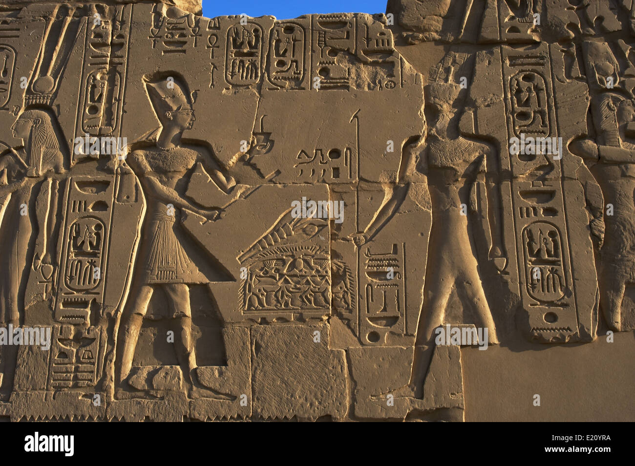 L'art égyptien Le Temple de Karnak complexe. Le pharaon Ramsès II transportant une offrande au dieu Amon. Banque D'Images