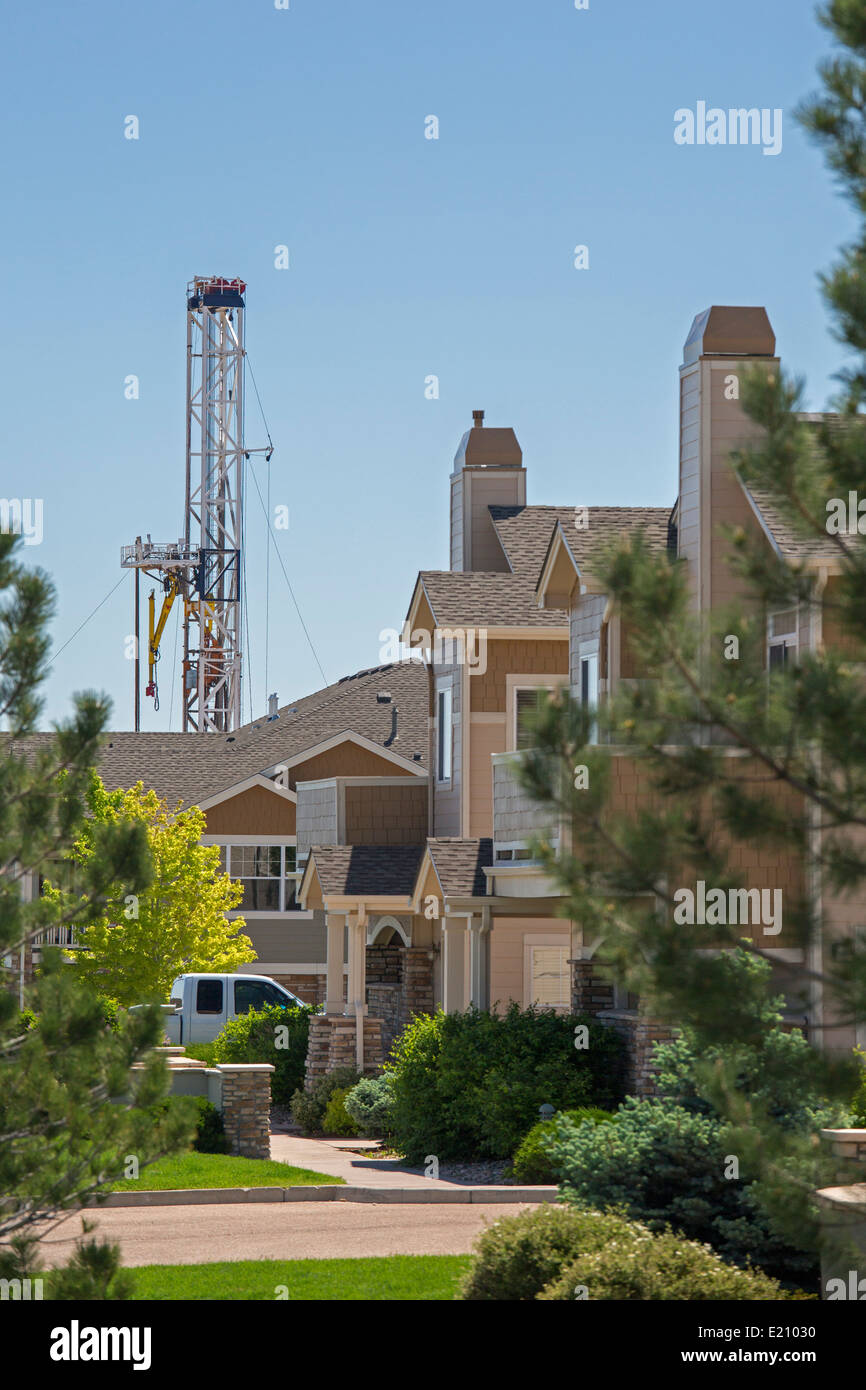 Greeley, Colorado - Une plate-forme de forage près des maisons dans un quartier résidentiel. Banque D'Images