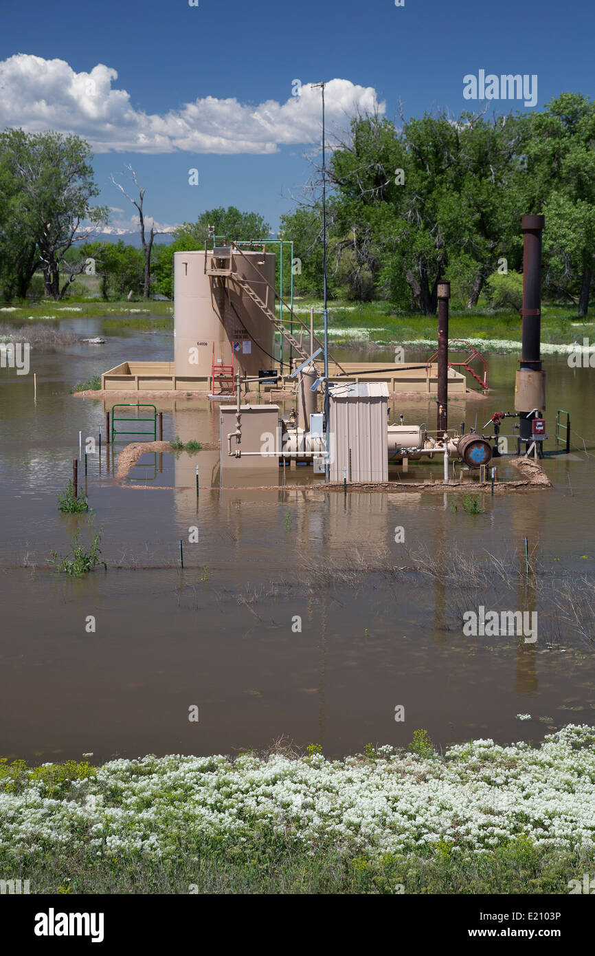 Greeley, Colorado - Un puits de pétrole inondés par la cache la poudre River après de fortes pluies. Banque D'Images