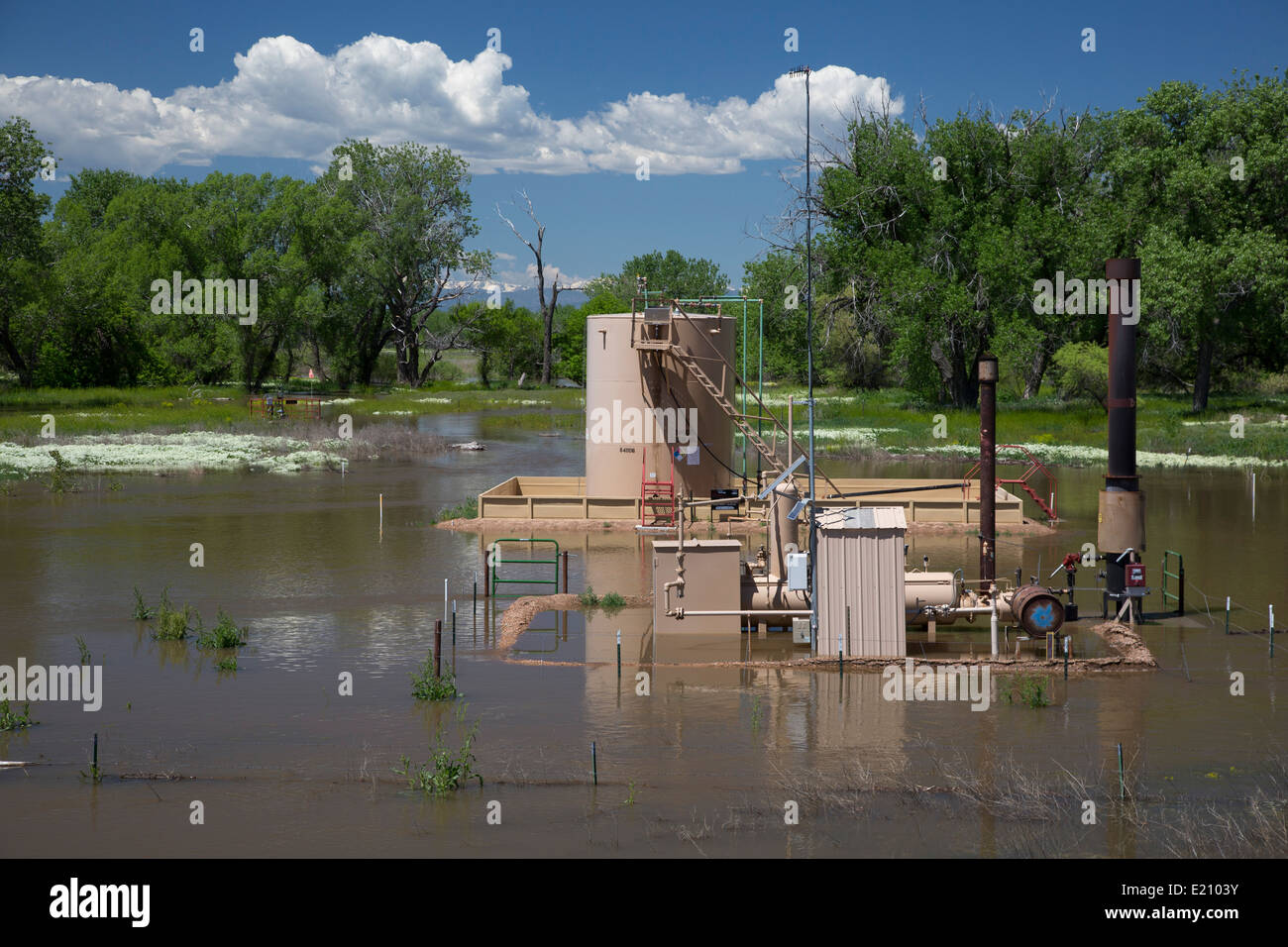 Greeley, Colorado - Un puits de pétrole inondés par la cache la poudre River après de fortes pluies. Banque D'Images