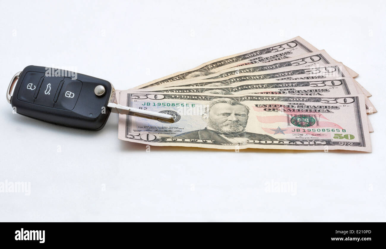 Clés de voiture au cours de la cinquante billets dollar contre white Banque D'Images
