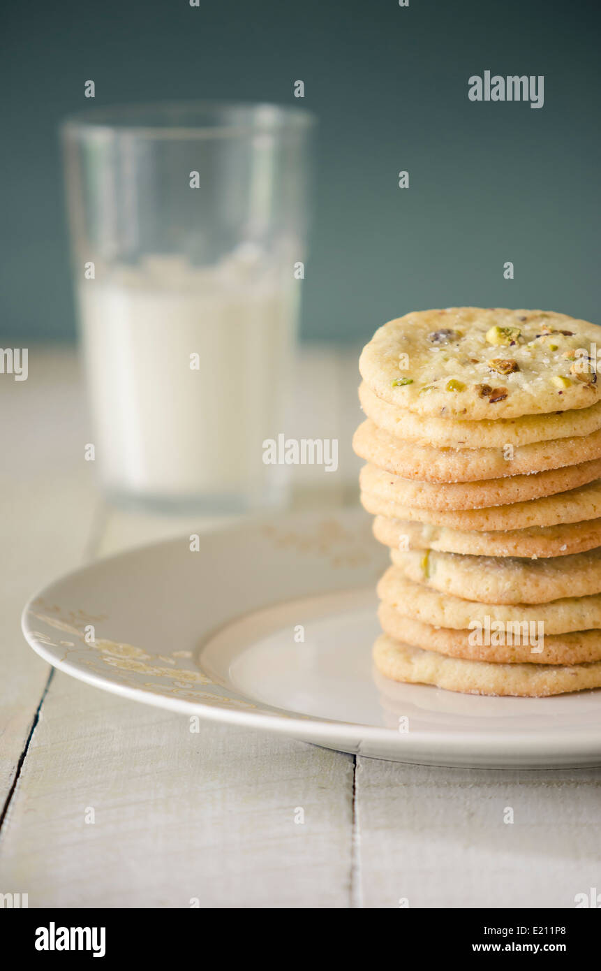 Pile de cookies et un verre de lait. Banque D'Images