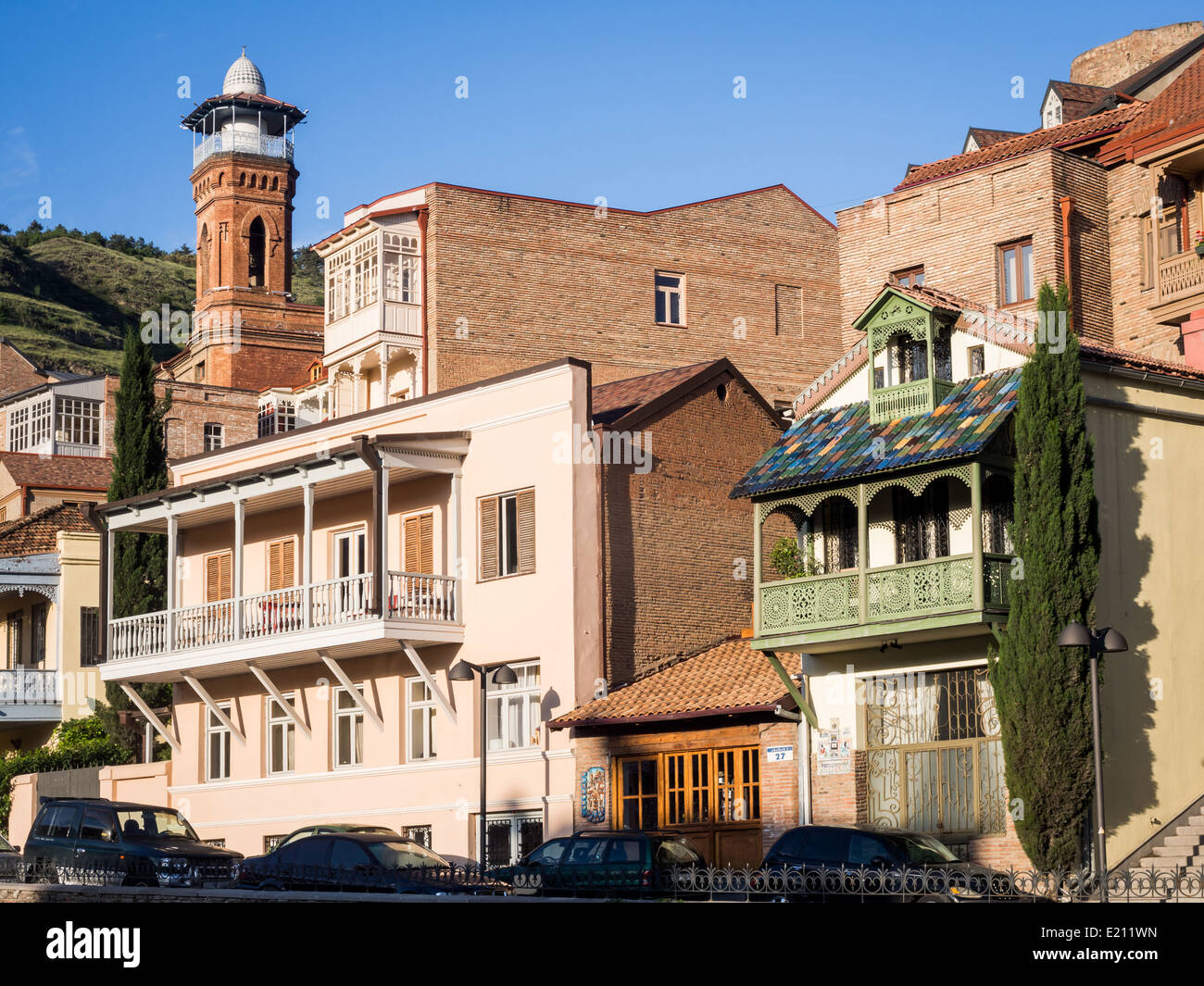 Architecture de la vieille ville de Tbilissi, Géorgie, près de la salle de bains de soufre. Banque D'Images