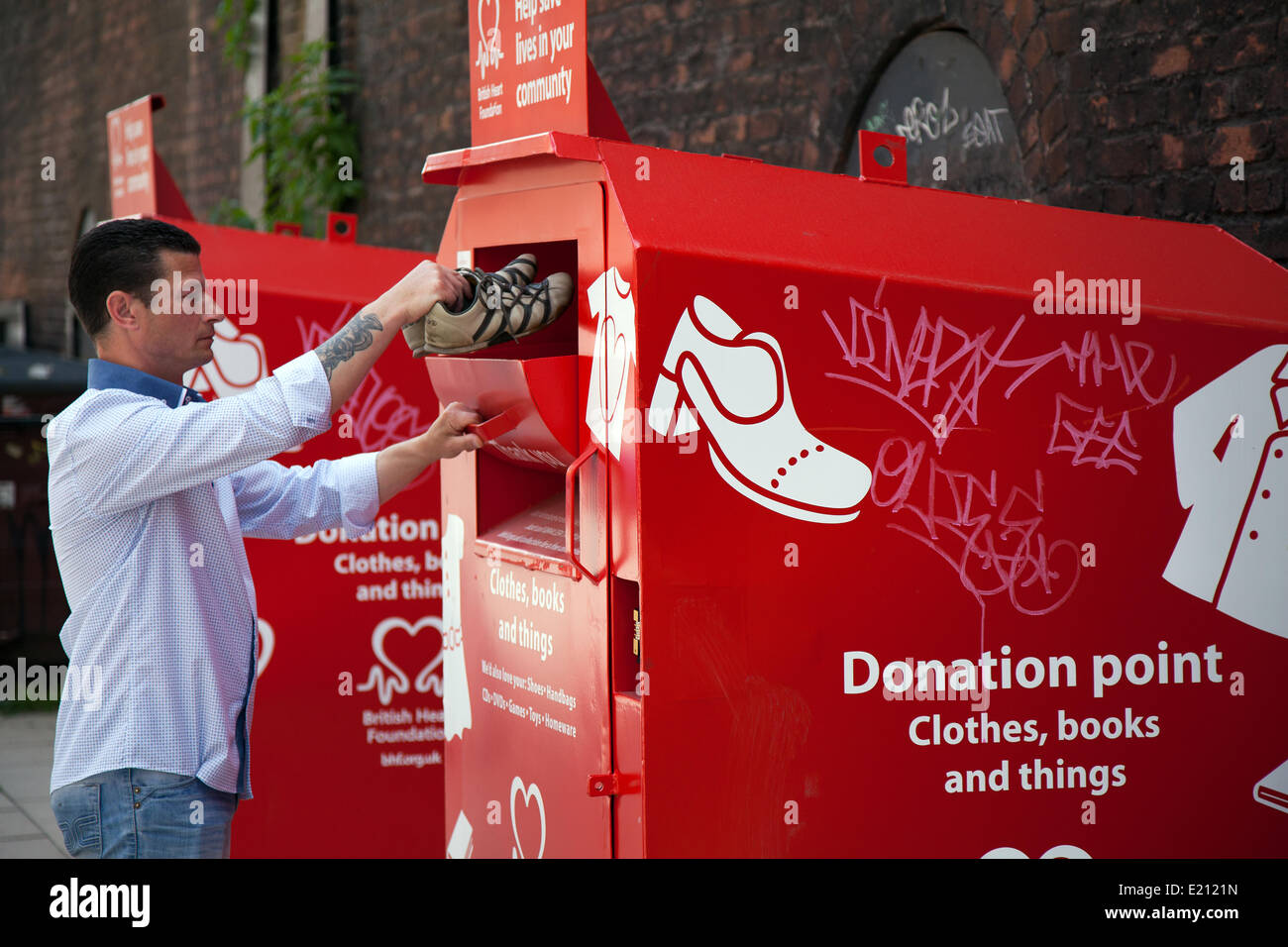 Point de don ; l'homme (MR) Service de bienfaisance ; Réutilisation  Recyclage des vêtements usagés don Faire un don de bienfaisance  bienfaisance vêtements donnant contenant usagé d'occasion donner pauvres  ont besoin d'appuyer