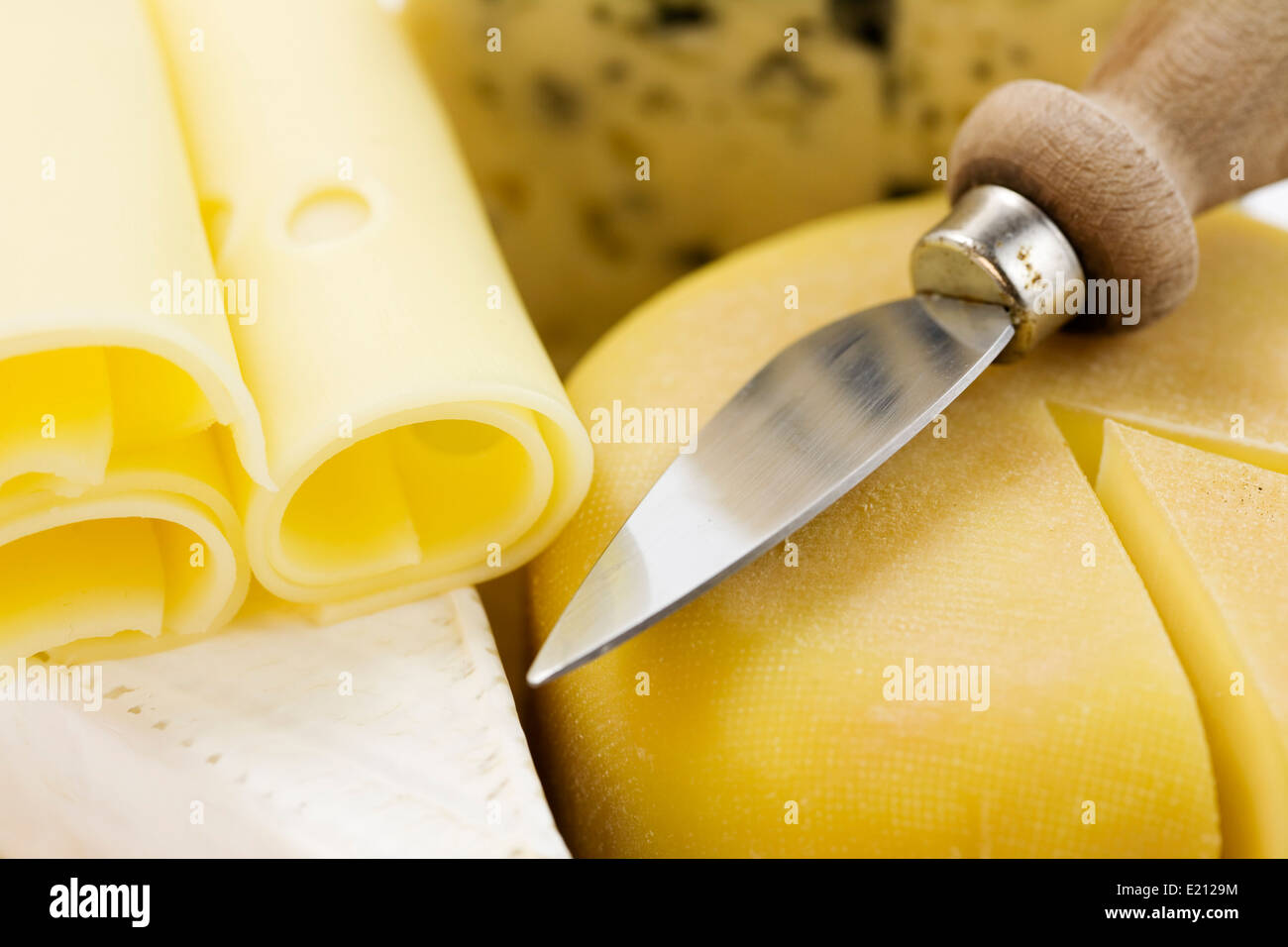 4 sortes de fromage avec un couteau à fromage Banque D'Images