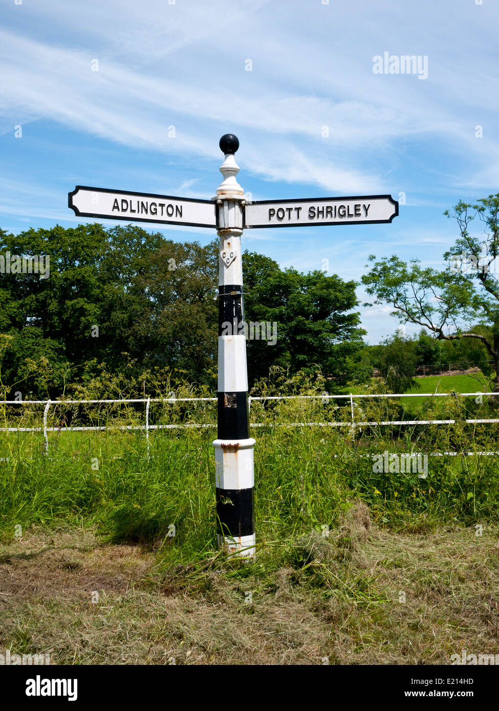 Old vintage direction panneau routier entre Adlington et Pott Shrigley, Cheshire, Royaume-Uni. Banque D'Images