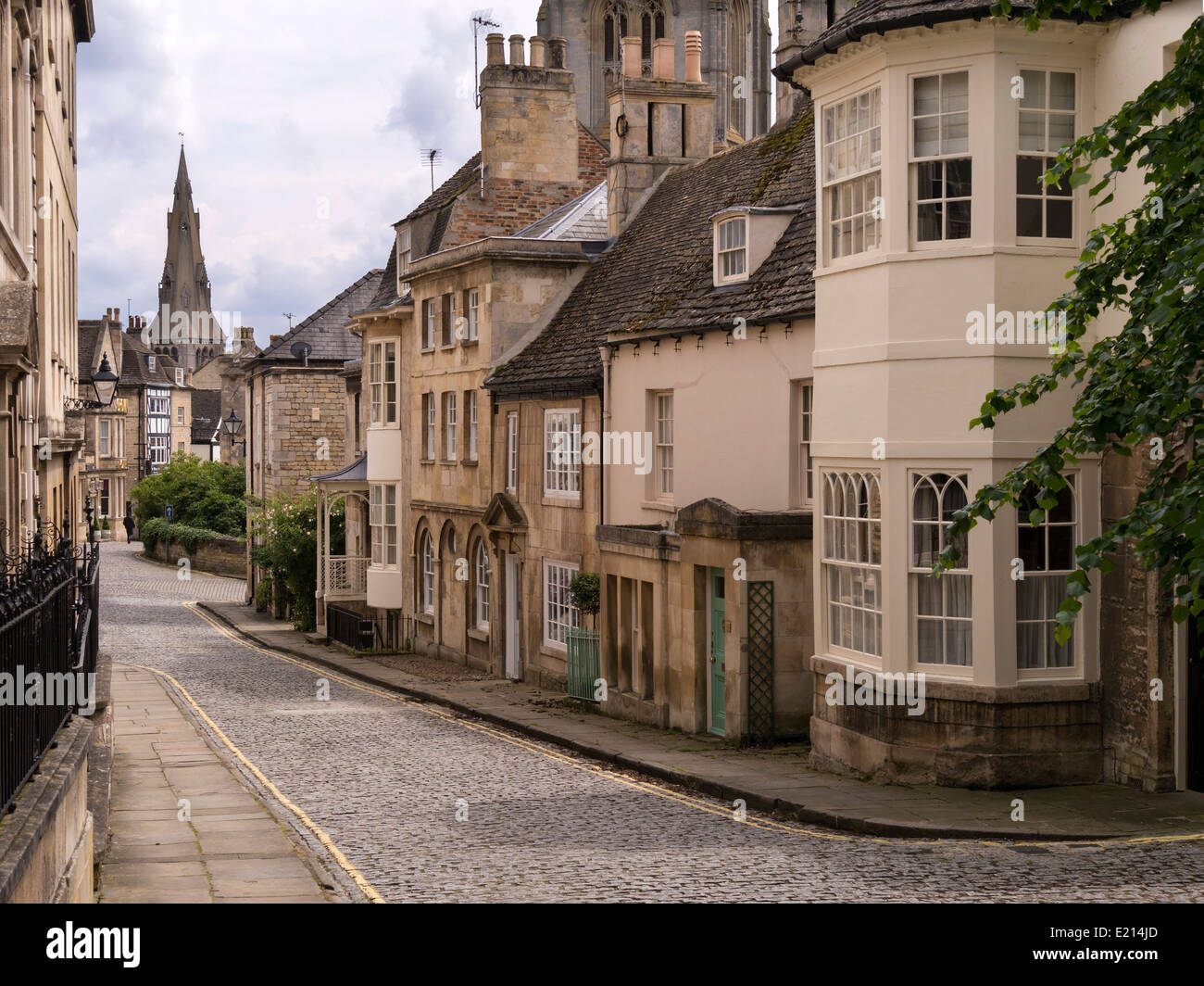 Vieille rue pavées étroites avec des maisons en pierre, Grange Hill et tous les Saints, Stamford, Lincolnshire, Angleterre, Royaume-Uni Banque D'Images