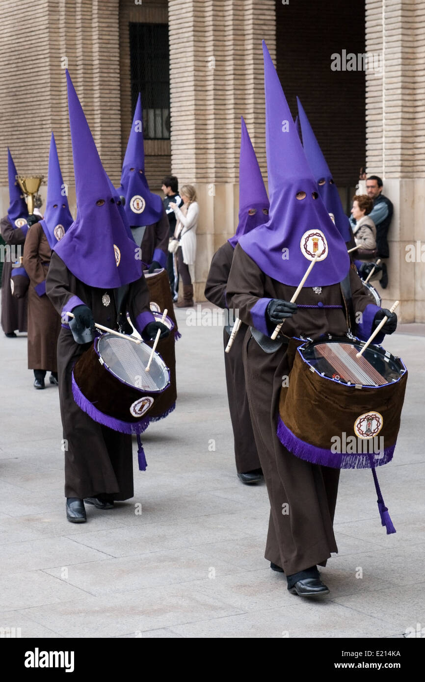 Phoque à capuchon dans une procession de la Semaine Sainte à Saragosse, Espagne. Banque D'Images