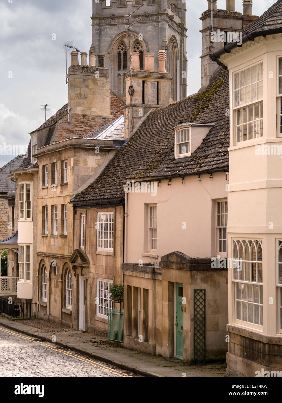 Vieille rue pavées étroites avec des maisons en pierre, Grange Hill et de tous les Saints,lieu,Stamford Lincolnshire, Angleterre, Royaume-Uni Banque D'Images